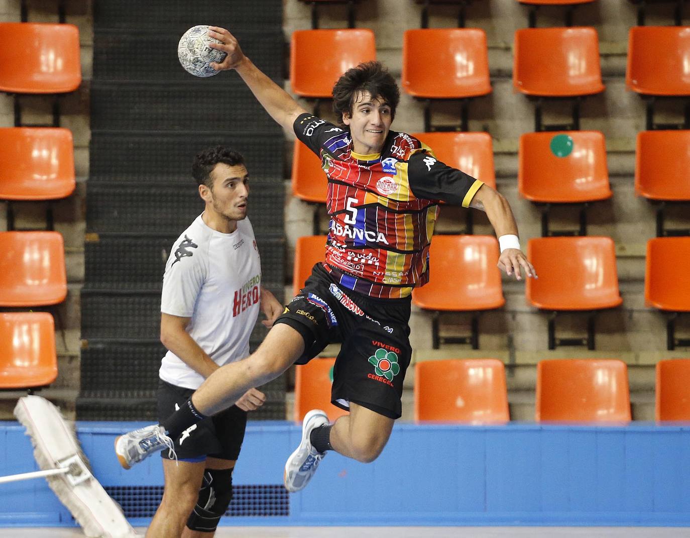 Imágenes de la primera semifinal de la Copa Castilla y León entre el Ademar León y el Balonmano Nava