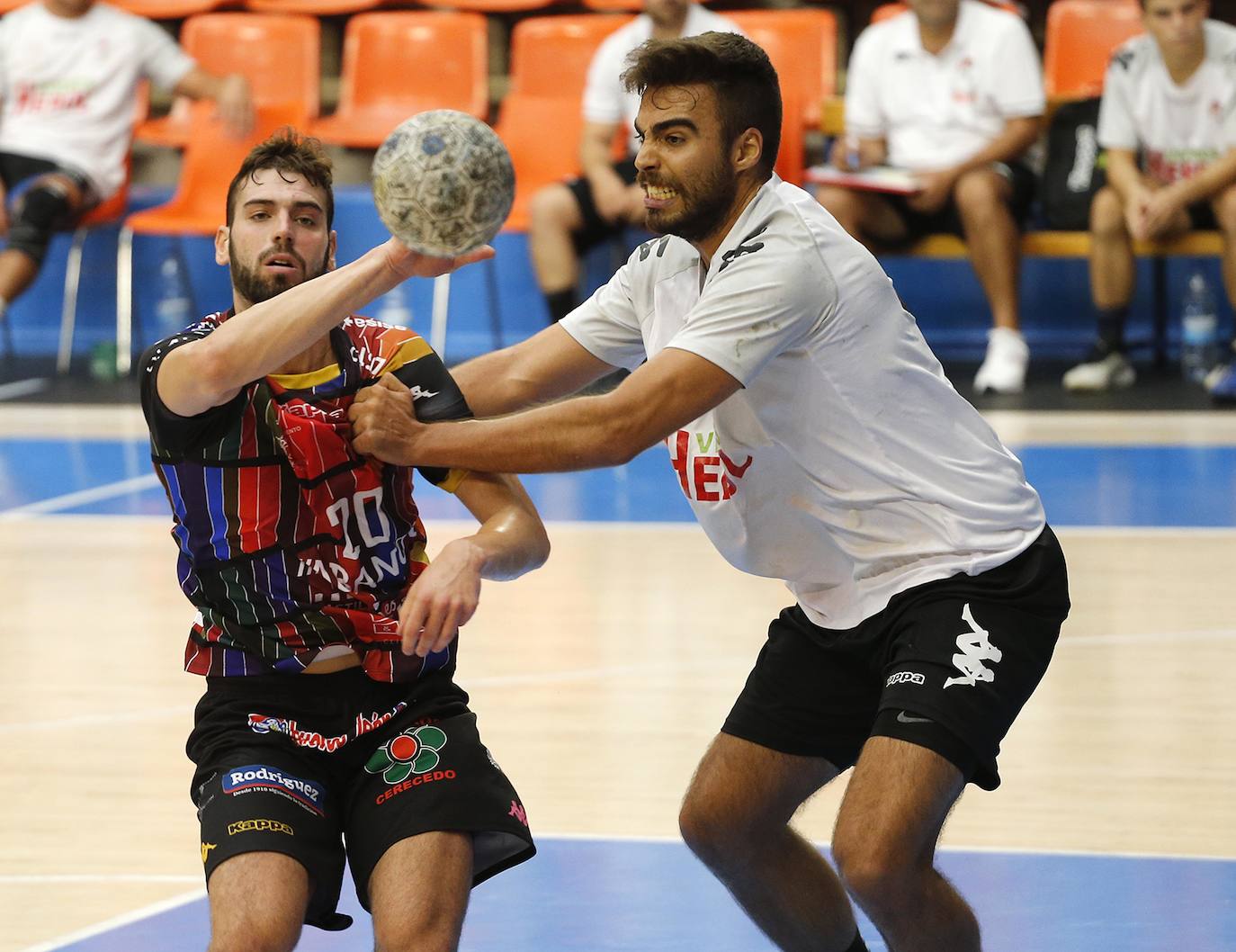 Imágenes de la primera semifinal de la Copa Castilla y León entre el Ademar León y el Balonmano Nava