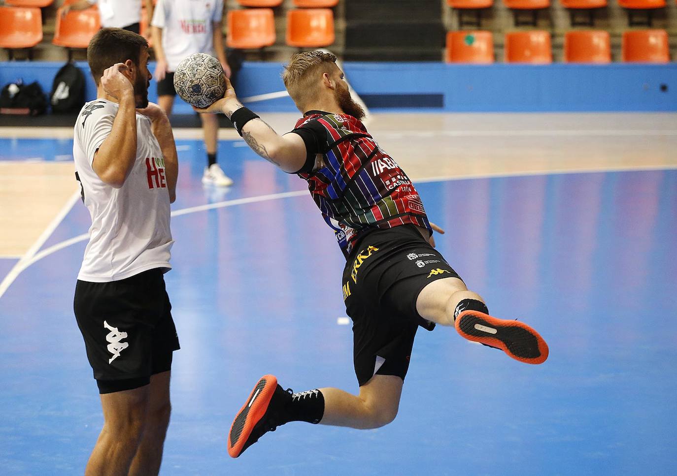 Imágenes de la primera semifinal de la Copa Castilla y León entre el Ademar León y el Balonmano Nava