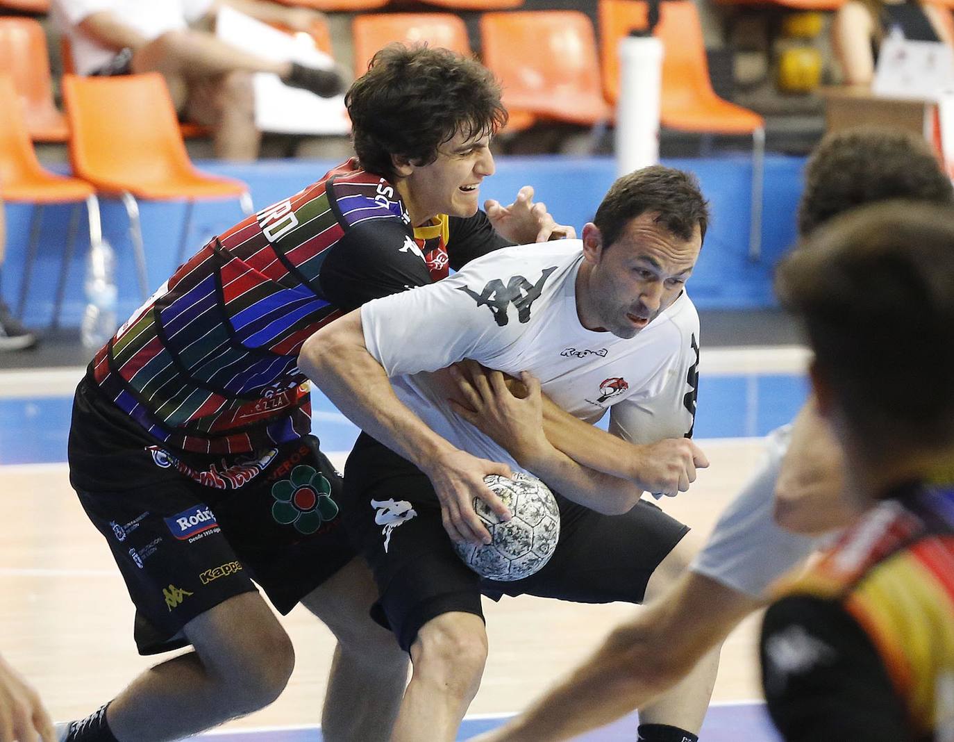 Imágenes de la primera semifinal de la Copa Castilla y León entre el Ademar León y el Balonmano Nava