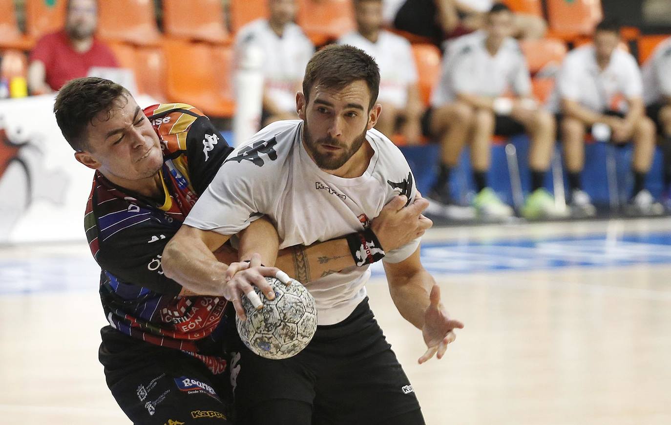 Imágenes de la primera semifinal de la Copa Castilla y León entre el Ademar León y el Balonmano Nava