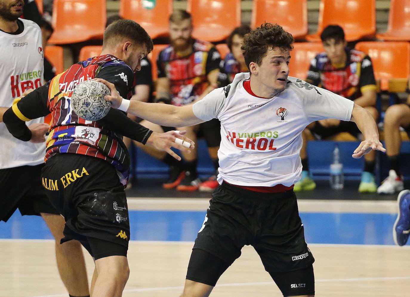 Imágenes de la primera semifinal de la Copa Castilla y León entre el Ademar León y el Balonmano Nava