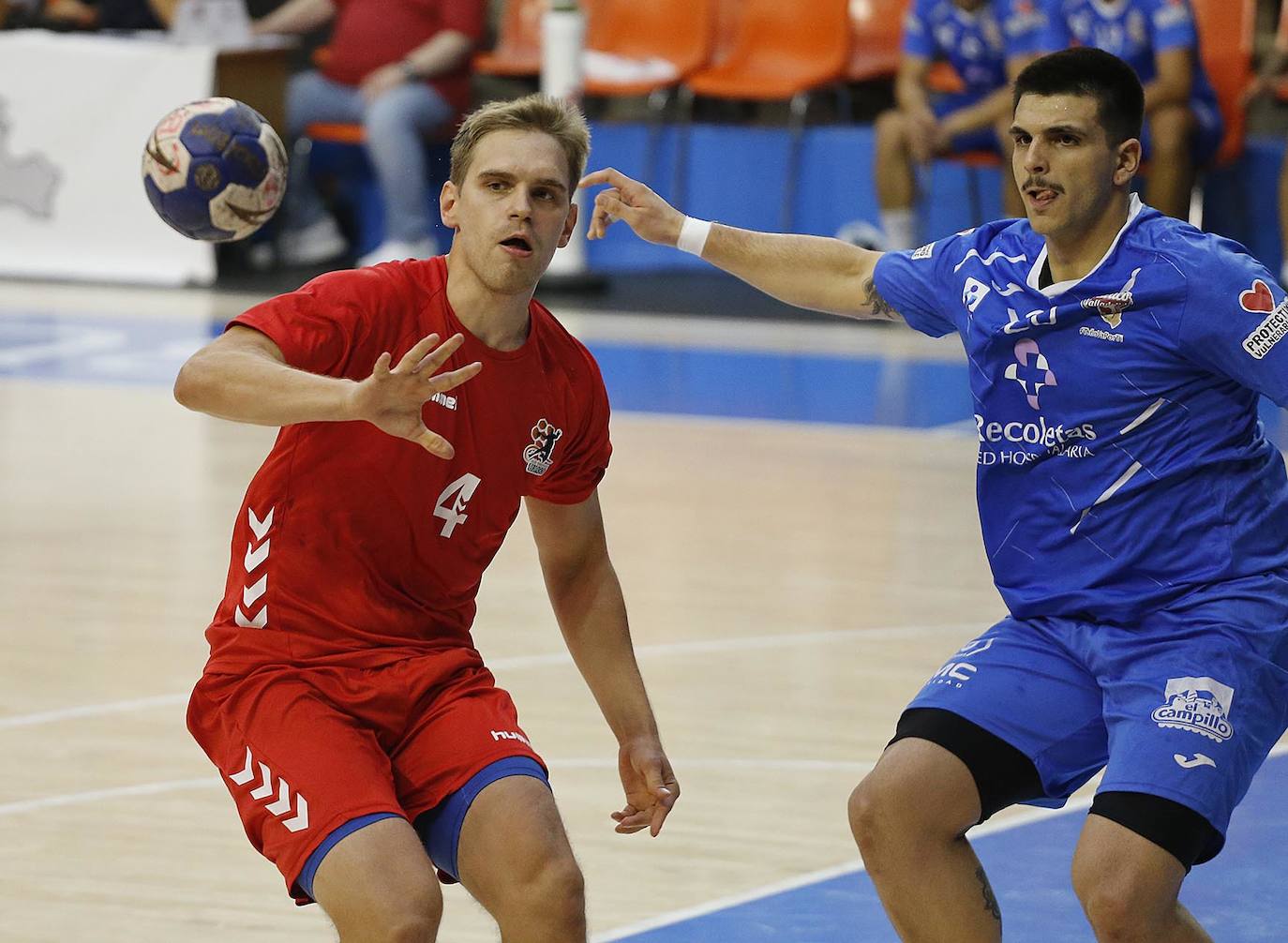 Imágenes de la segunda semifinal de la Copa Castilla y León disputada entre burgaleses y vallisoletanos en el polideportivo El Plantío