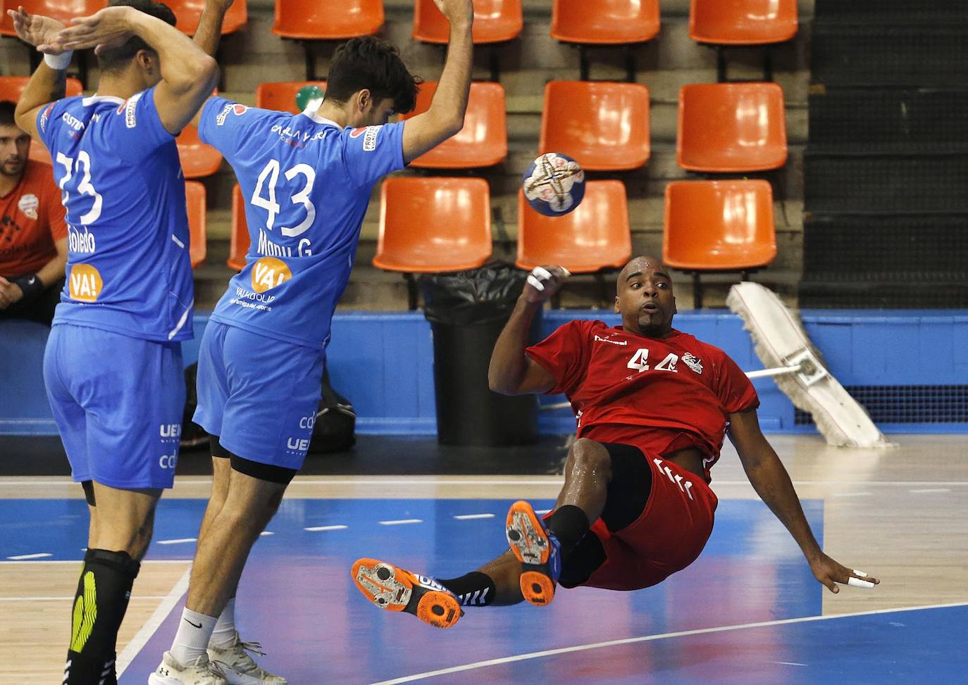 Imágenes de la segunda semifinal de la Copa Castilla y León disputada entre burgaleses y vallisoletanos en el polideportivo El Plantío