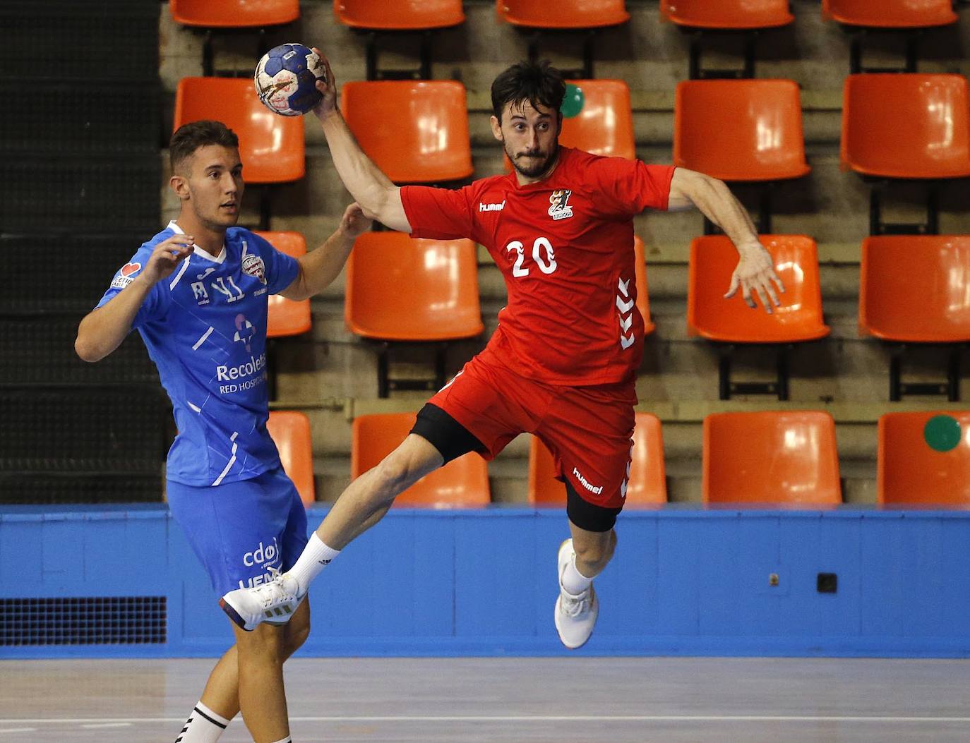 Imágenes de la segunda semifinal de la Copa Castilla y León disputada entre burgaleses y vallisoletanos en el polideportivo El Plantío