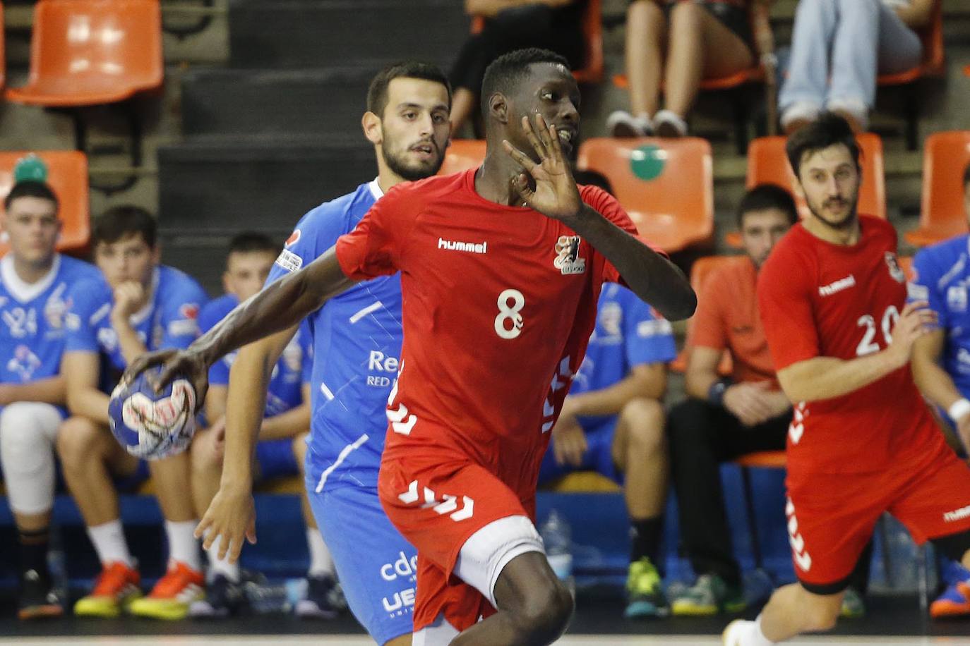 Imágenes de la segunda semifinal de la Copa Castilla y León disputada entre burgaleses y vallisoletanos en el polideportivo El Plantío