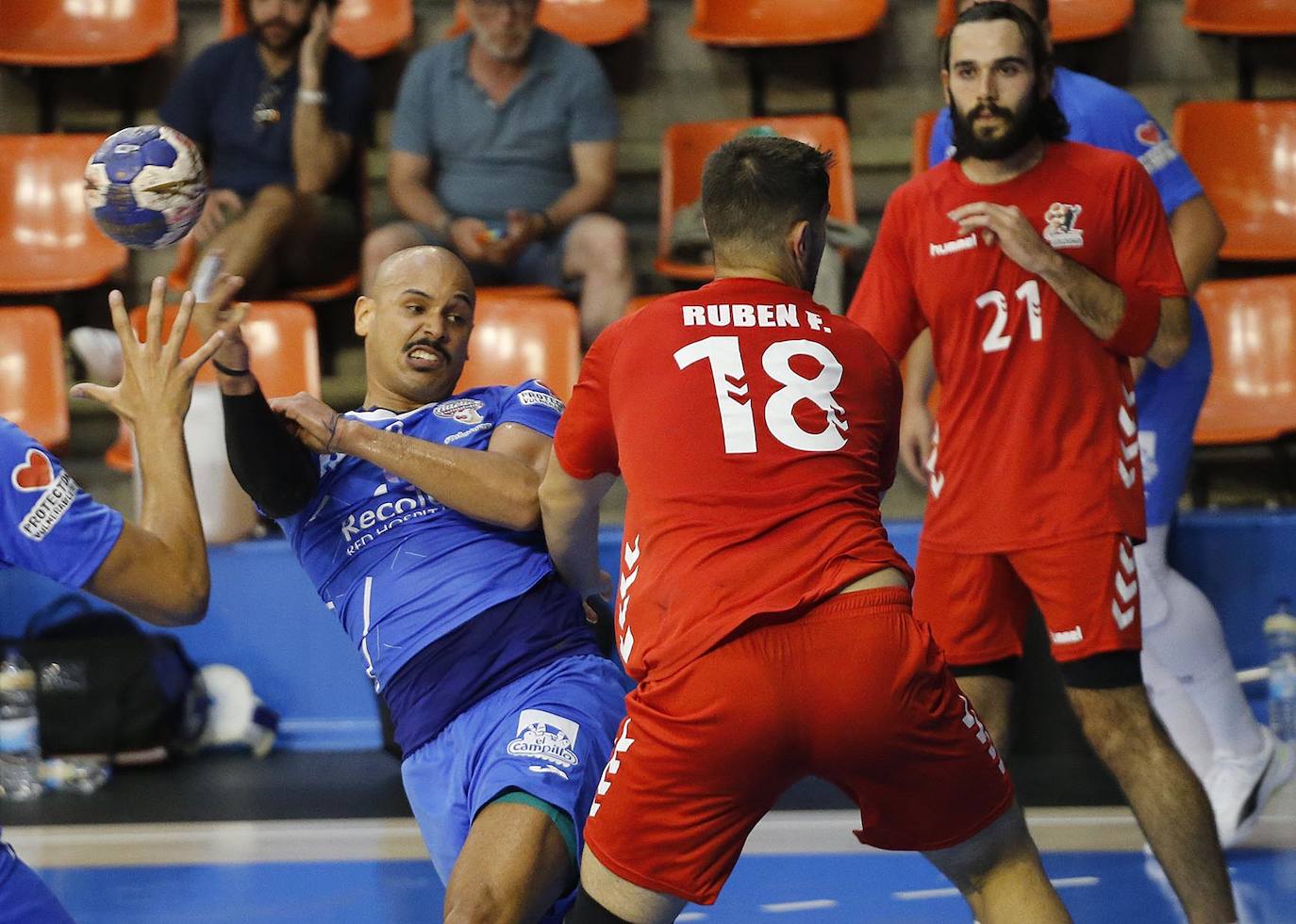 Imágenes de la segunda semifinal de la Copa Castilla y León disputada entre burgaleses y vallisoletanos en el polideportivo El Plantío