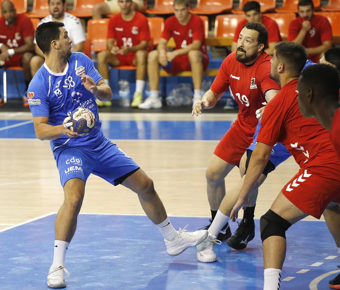 Imágenes de la segunda semifinal de la Copa Castilla y León disputada entre burgaleses y vallisoletanos en el polideportivo El Plantío