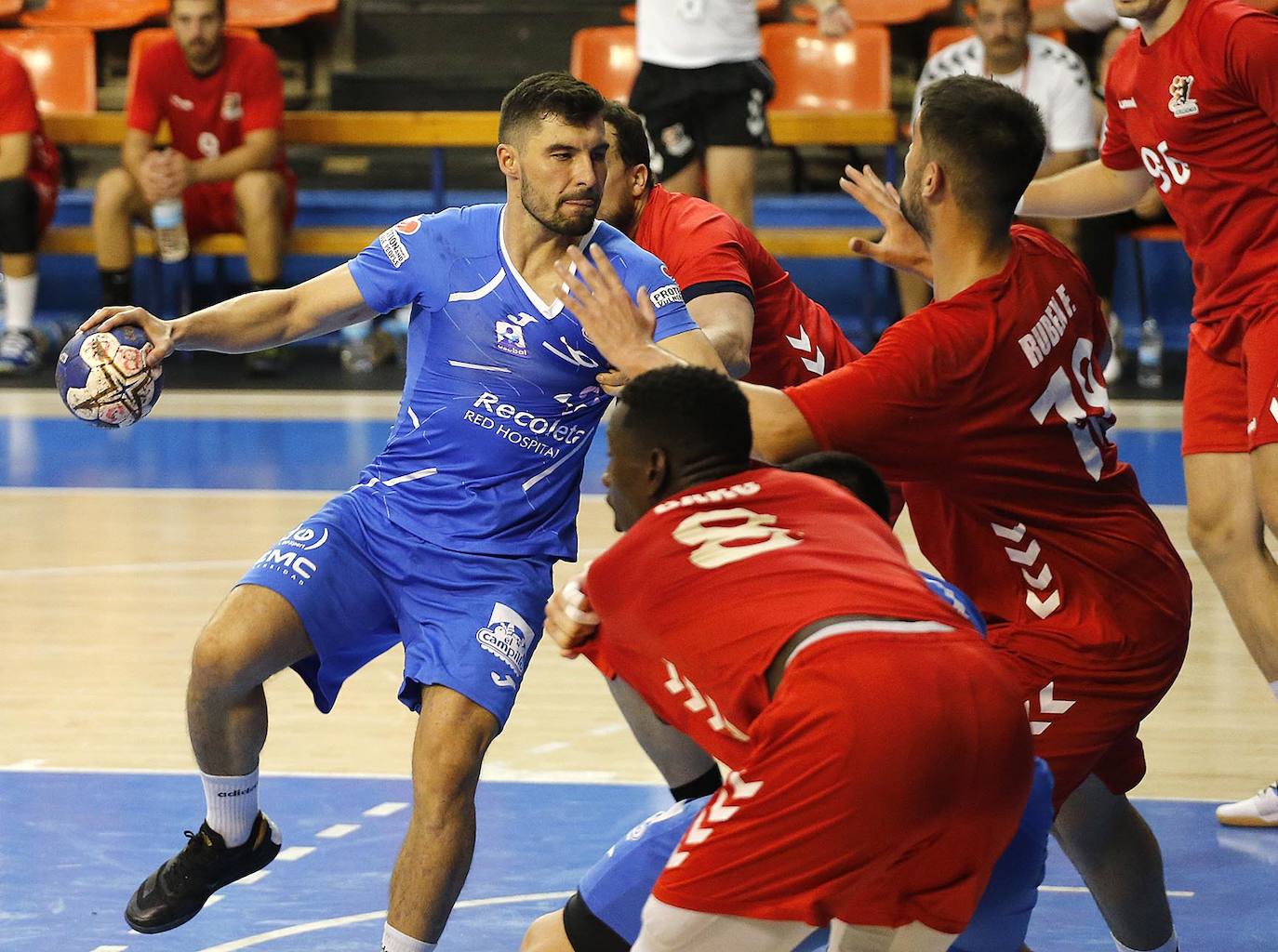 Imágenes de la segunda semifinal de la Copa Castilla y León disputada entre burgaleses y vallisoletanos en el polideportivo El Plantío