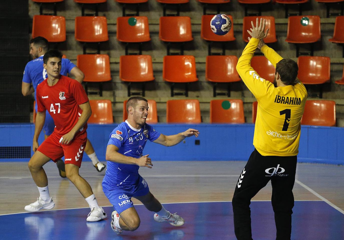 Imágenes de la segunda semifinal de la Copa Castilla y León disputada entre burgaleses y vallisoletanos en el polideportivo El Plantío