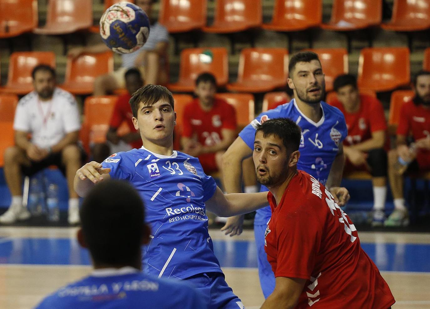 Imágenes de la segunda semifinal de la Copa Castilla y León disputada entre burgaleses y vallisoletanos en el polideportivo El Plantío