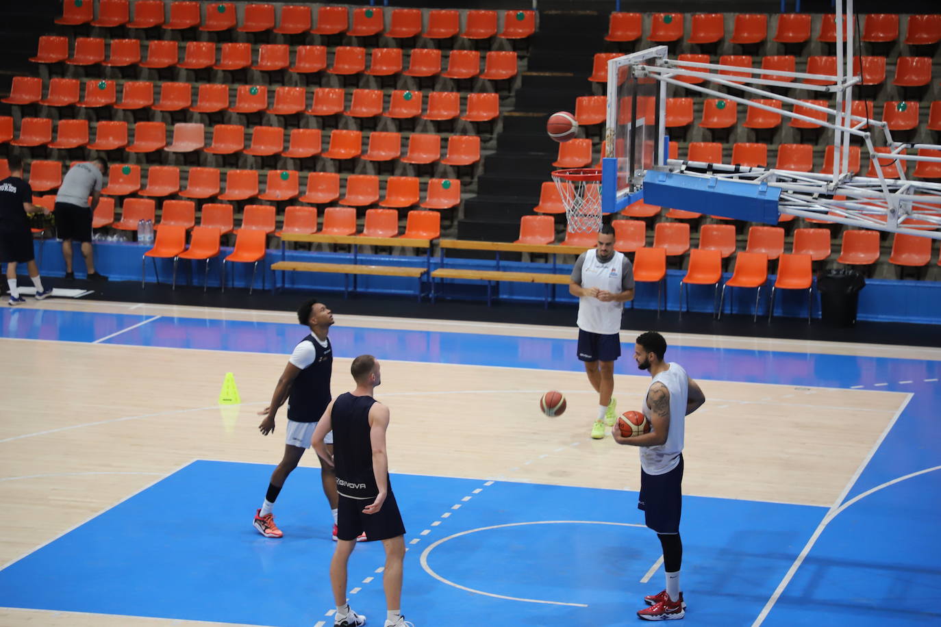 Imágnes del primer entrenamiento de pretemporada del Hereda San Pablo Burgos en el Polideportivo El Plantío