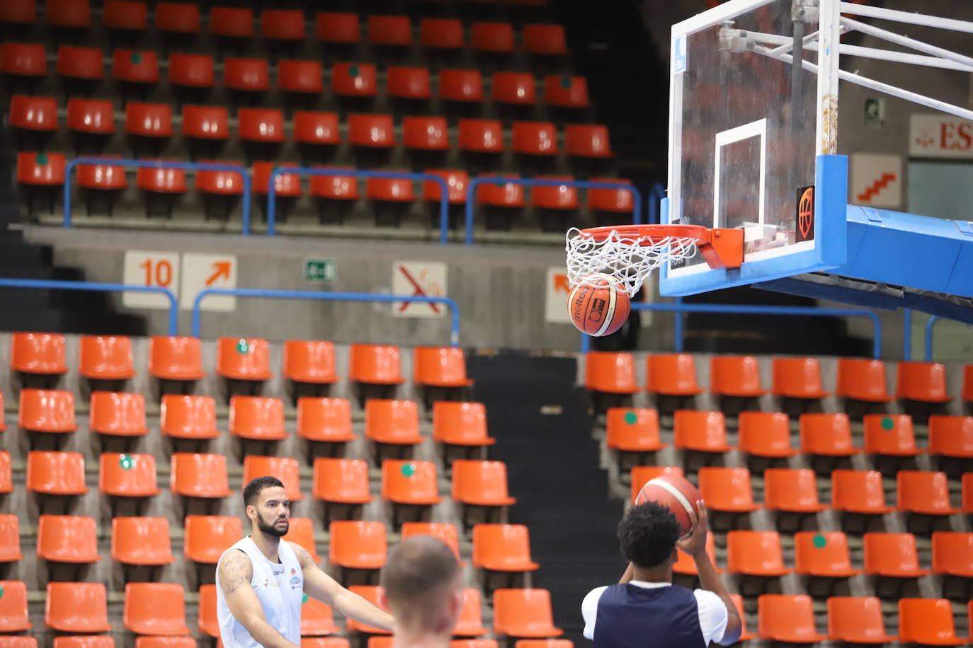 Imágnes del primer entrenamiento de pretemporada del Hereda San Pablo Burgos en el Polideportivo El Plantío