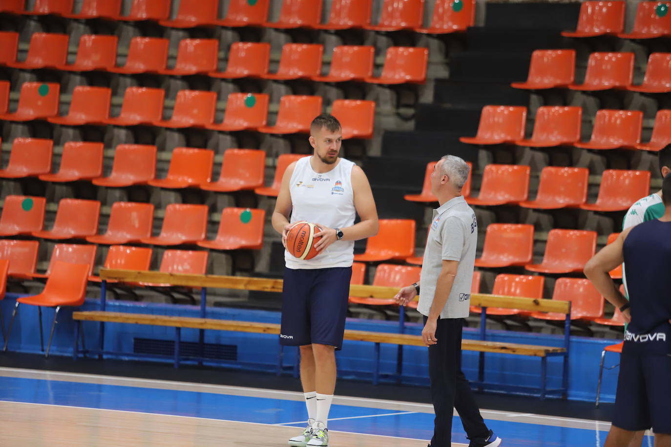 Imágnes del primer entrenamiento de pretemporada del Hereda San Pablo Burgos en el Polideportivo El Plantío