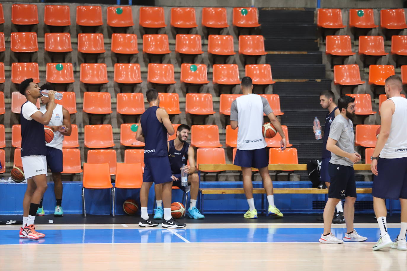 Imágnes del primer entrenamiento de pretemporada del Hereda San Pablo Burgos en el Polideportivo El Plantío