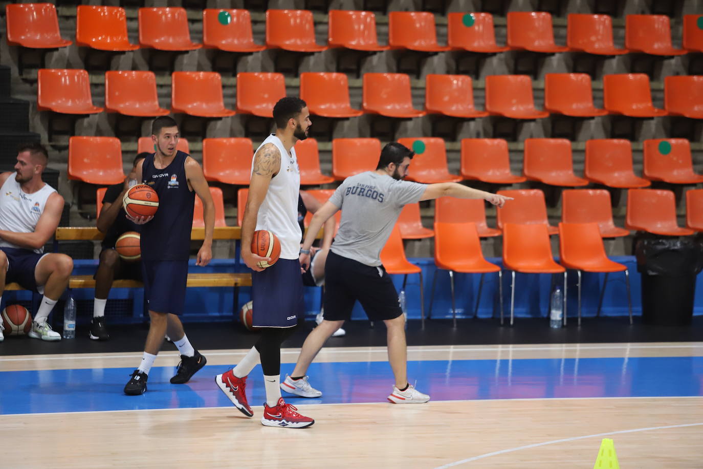 Imágnes del primer entrenamiento de pretemporada del Hereda San Pablo Burgos en el Polideportivo El Plantío