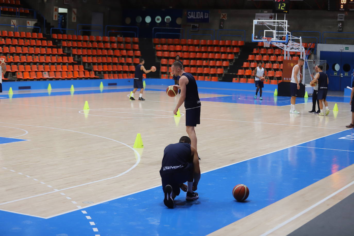 Imágnes del primer entrenamiento de pretemporada del Hereda San Pablo Burgos en el Polideportivo El Plantío