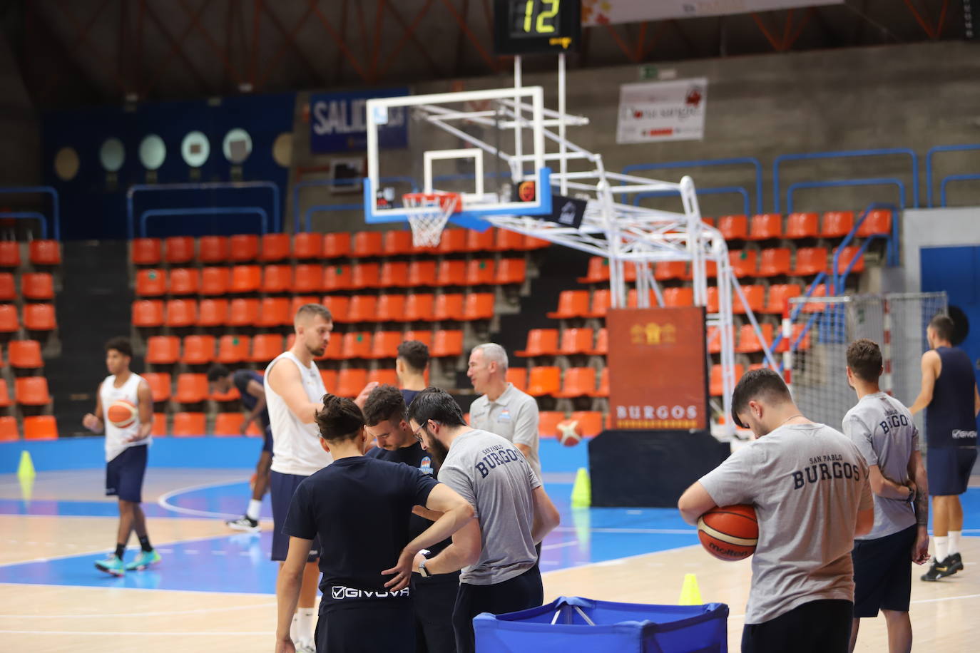 Imágnes del primer entrenamiento de pretemporada del Hereda San Pablo Burgos en el Polideportivo El Plantío