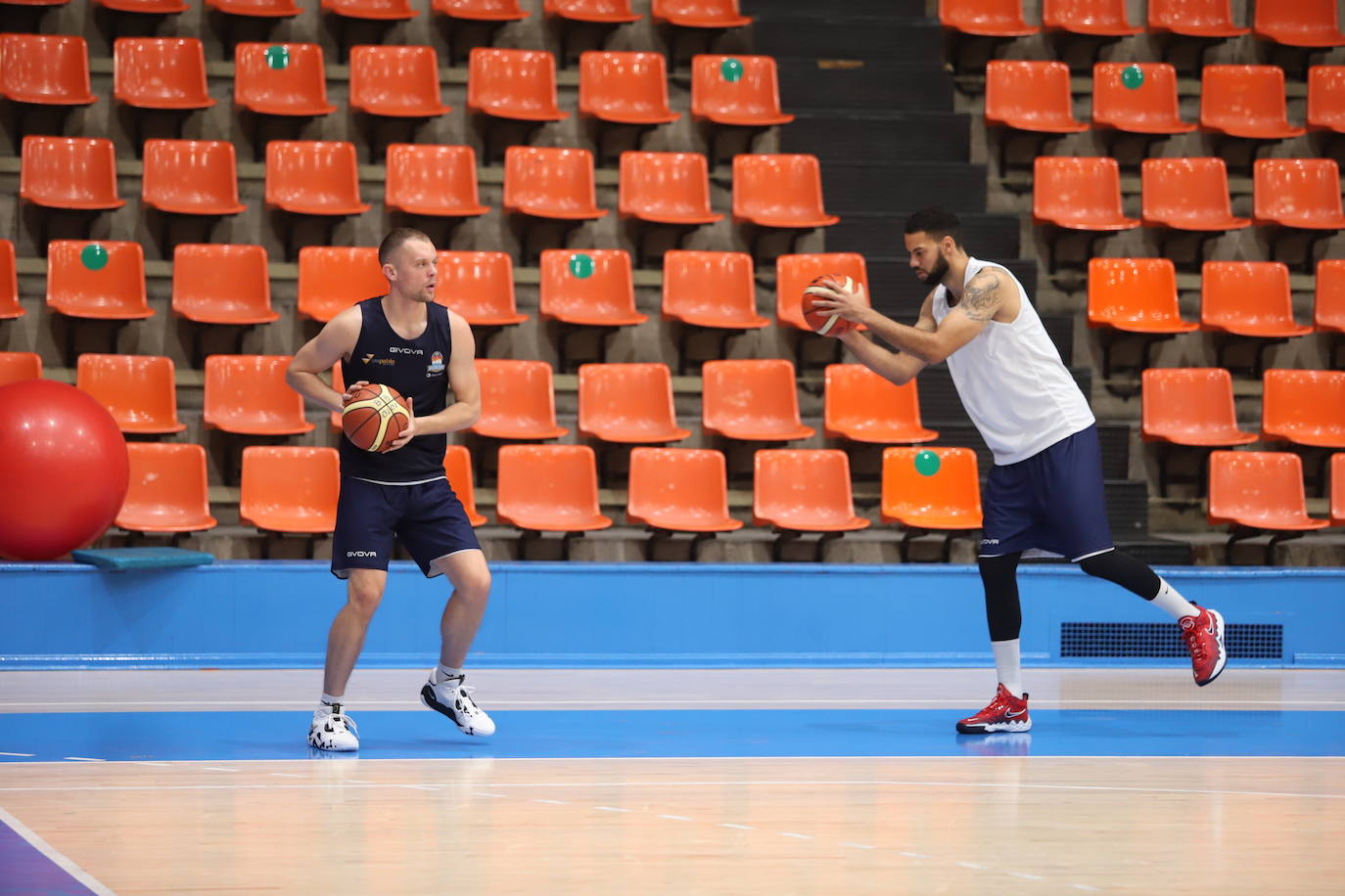 Imágnes del primer entrenamiento de pretemporada del Hereda San Pablo Burgos en el Polideportivo El Plantío