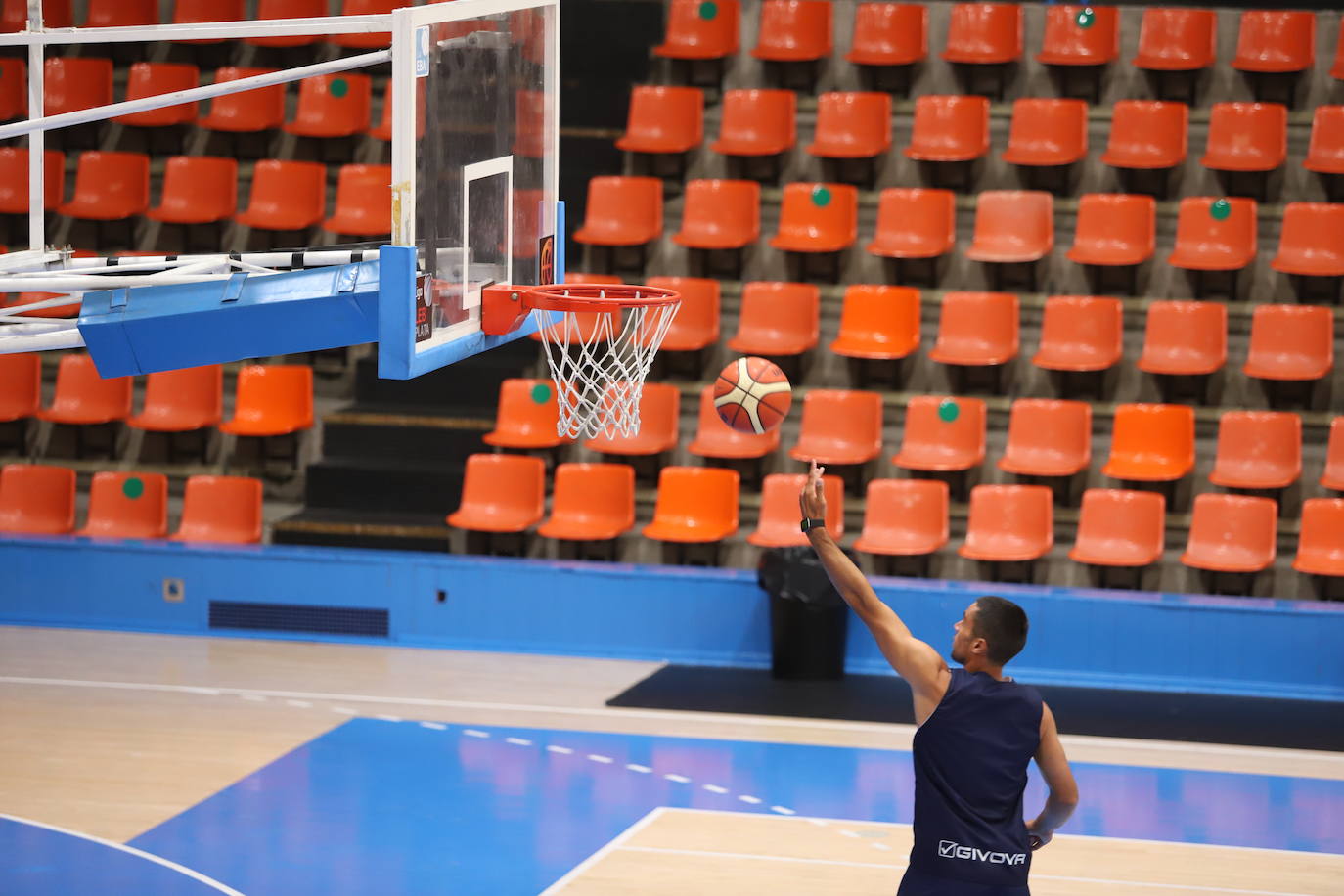 Imágnes del primer entrenamiento de pretemporada del Hereda San Pablo Burgos en el Polideportivo El Plantío