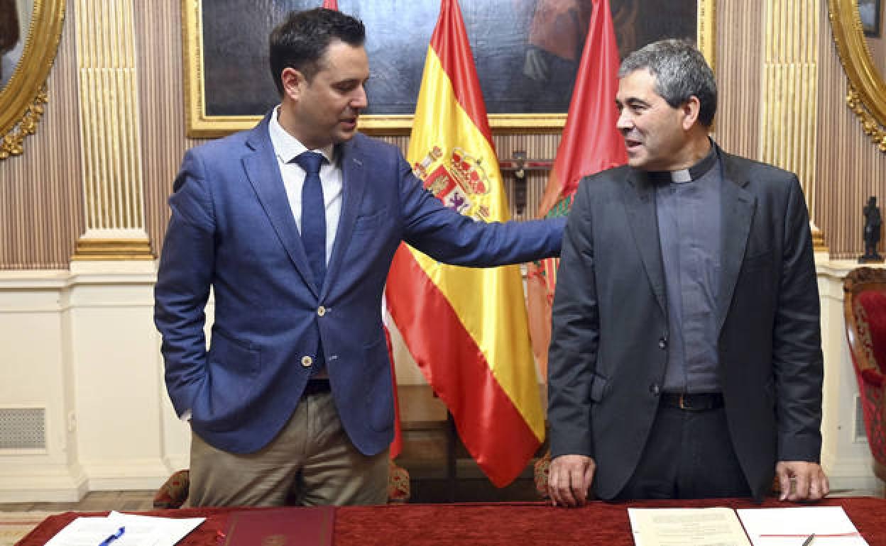 El alcalde de Burgos, Daniel de la Rosa, (izda.) y el presidente del Cabildo, Vicente Rebollo, tras la firma del convenio. 