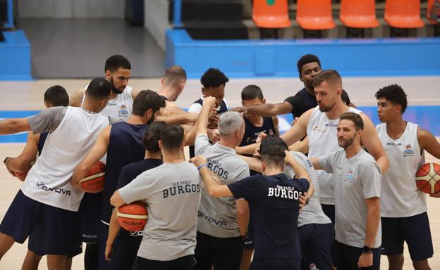 Jugadores y staff hacen piña en el primer entrenamiento de pretemporada del San Pablo Burgos en el polideportivo El Plantío