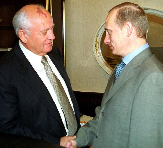 El presidente ruso, Vladímir Putin, saluda a Gorbachov en el año 2000 en el Kremlin. Era la primera vez que el exlíder soviético pisaba el palacio presidencial desde 1991.