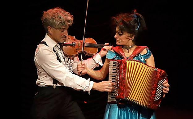 Imagen principal - Arriba, integrantes de Kalinka; abajo, a la izquierda componentes del grupo Trébole y a la derecha, Ana Norro. 