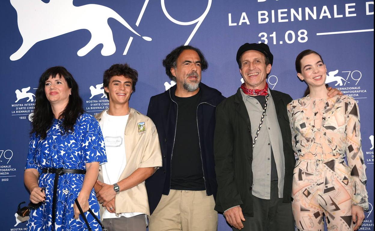 Alejandro González Iñárritu (centro), junto al elenco de 'Bardo', en Venecia.