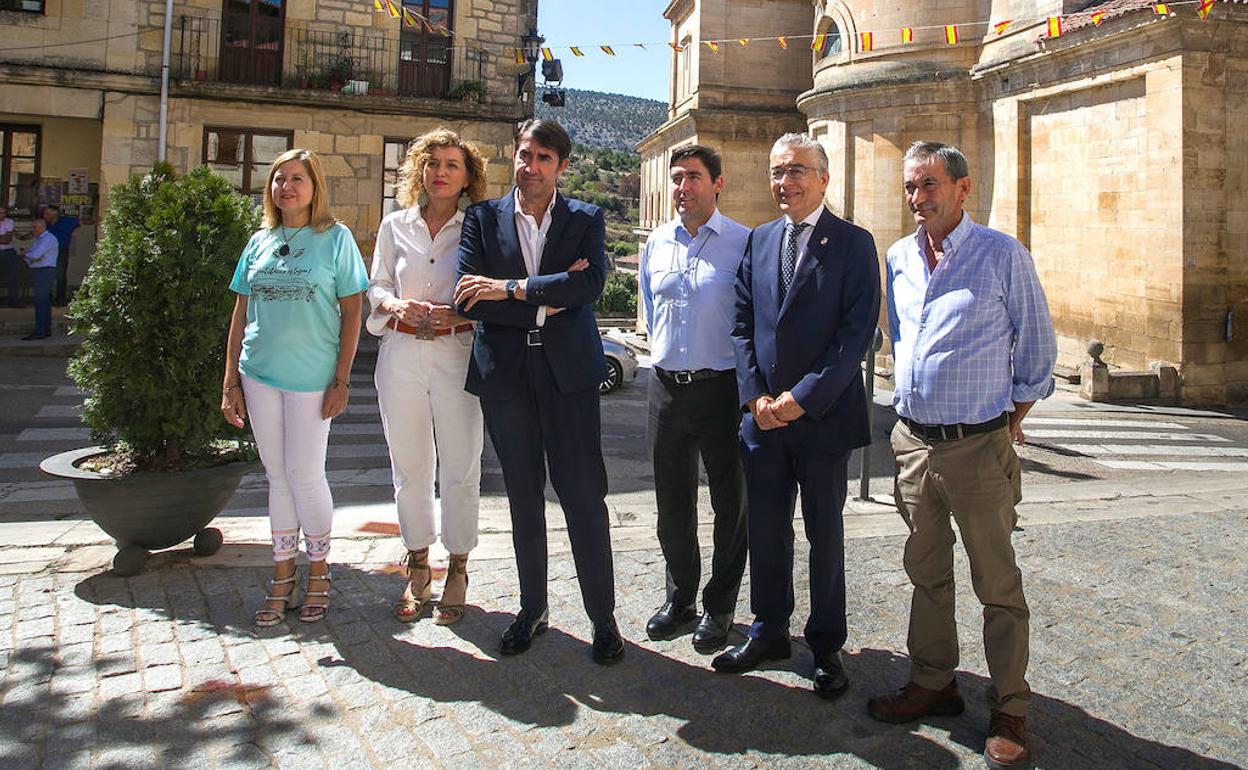 El consejero de Medio Ambiente, Vivienda y Ordenación del Territorio, Juan Carlos Suárez-Quiñones, mantiene una reunión de trabajo con los alcaldes de Santibáñez del Val, Quintanilla del Coco y Santo Domingo de Silos, municipios afectados por incendios forestales.