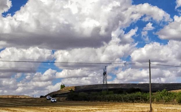 Efectivos trabajan en el lugar del incendio. 