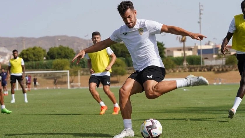 Curro Sánchez en un entrenamiento con la UD Almería.