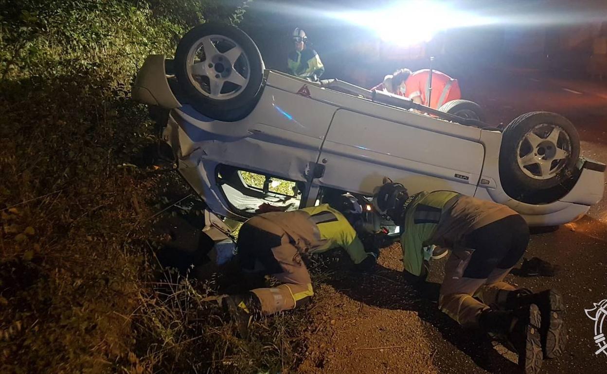 Vehículo siniestrado en San Millán de Juarros.