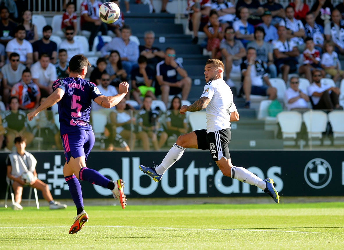 Fotos: El Burgos CF suma su segunda victoria en El Plantío