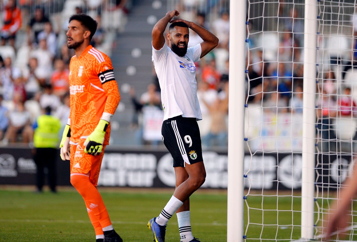 Fotos: El Burgos CF suma su segunda victoria en El Plantío