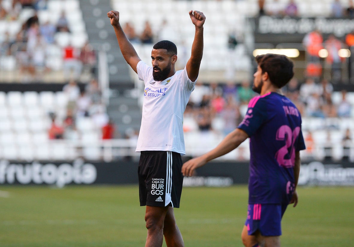 Fotos: El Burgos CF suma su segunda victoria en El Plantío