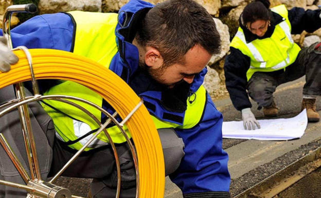 Un operario instala fibra óptica. 