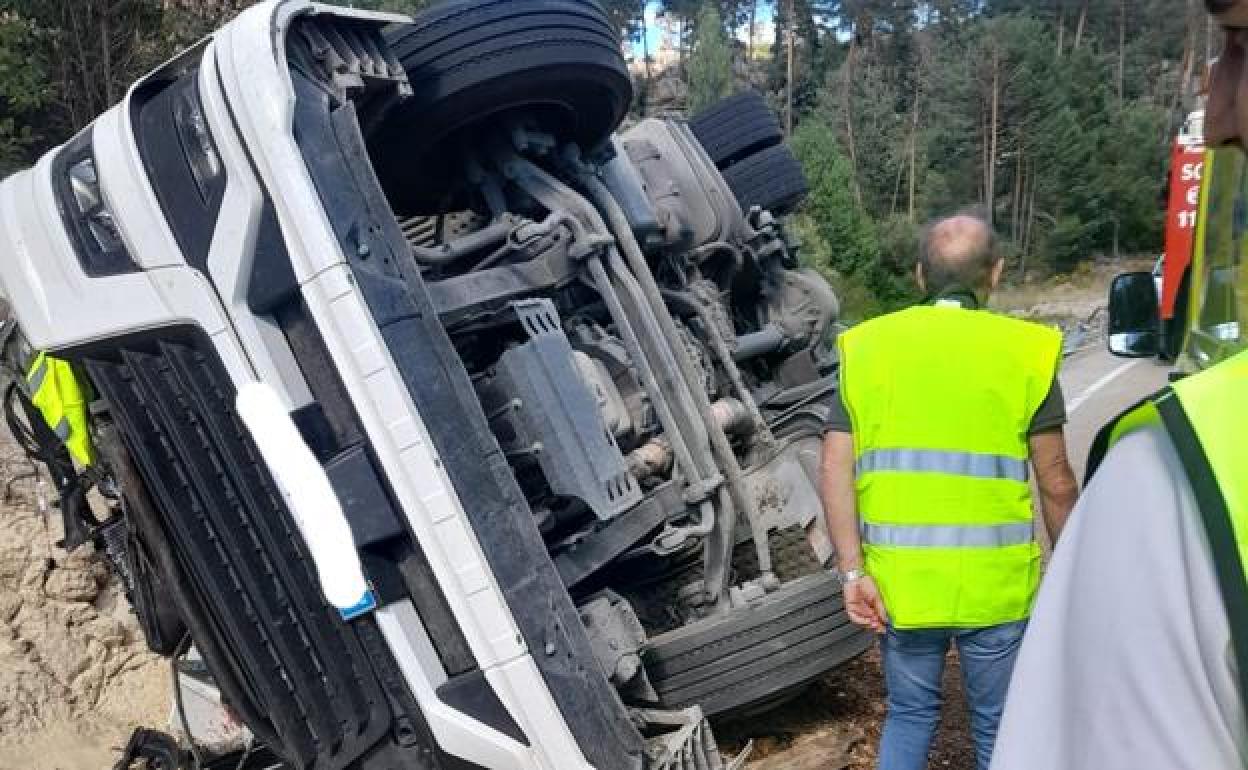 El camión sufrió una salida de vía y vuelco. 