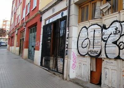 Imagen secundaria 1 - Imágenes de los locales desde el exterior de la calle Calvario.