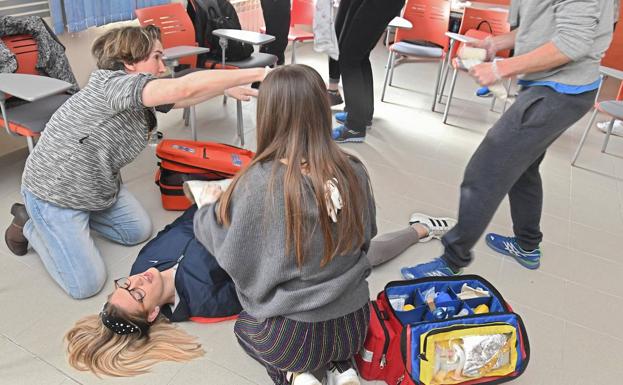 Imagen principal - Clases prácticas de primeros auxilios en la Cruz Roja 