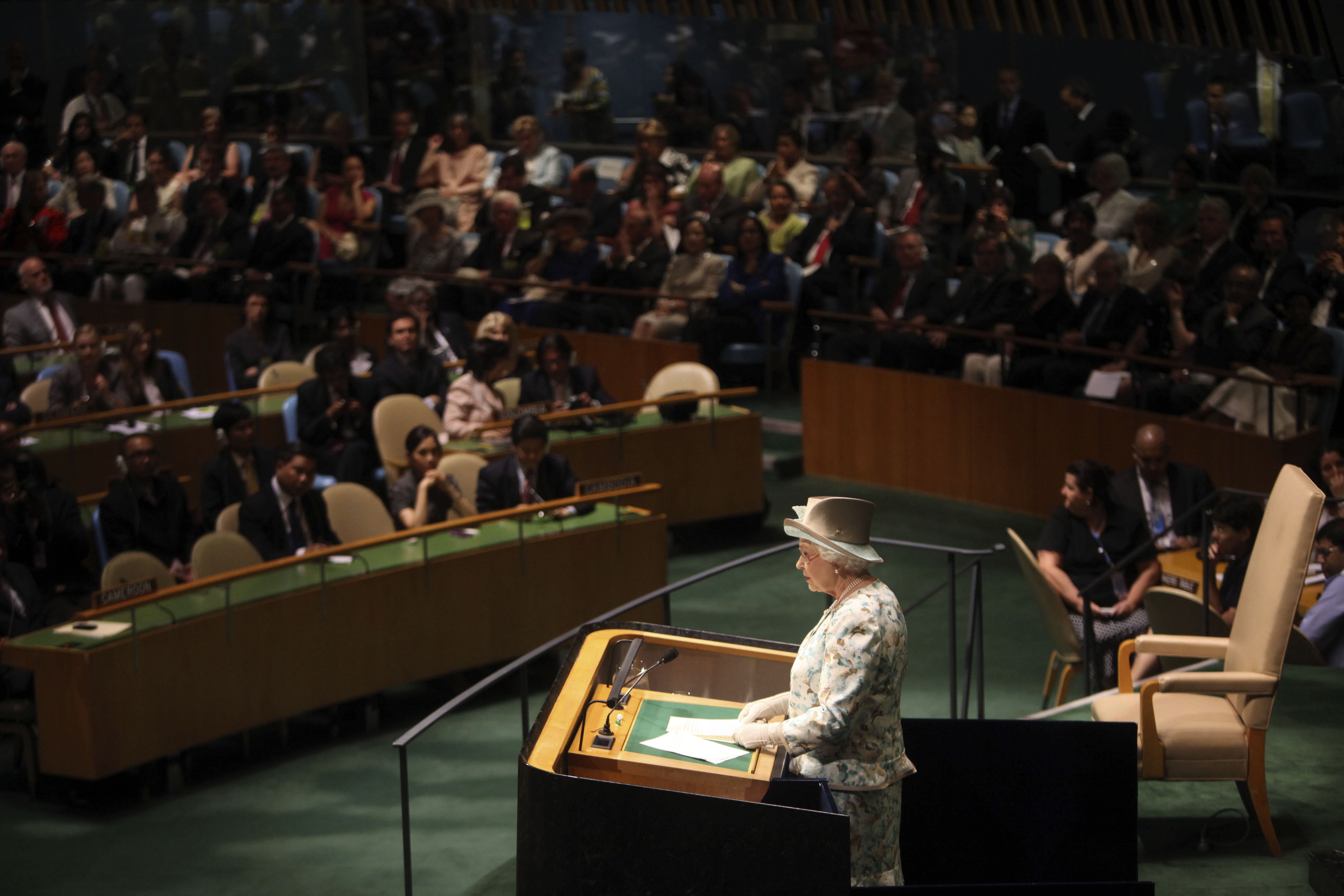 La reina interviene ante la Asamblea General de la ONU en nueva York, el 6 de julio de 2010.