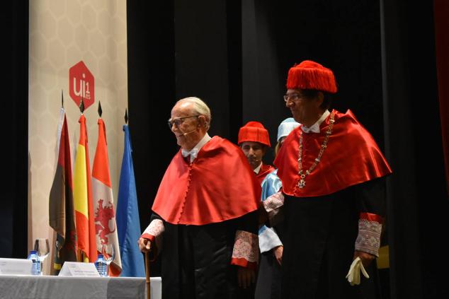 Javier Delgado sonríe durante su nombramiento como Doctor Honoris Causa de la Universidad Isabel I 