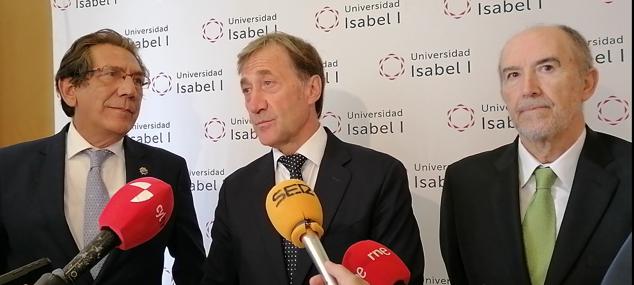 Javier Delgado sonríe durante su nombramiento como Doctor Honoris Causa de la Universidad Isabel I 