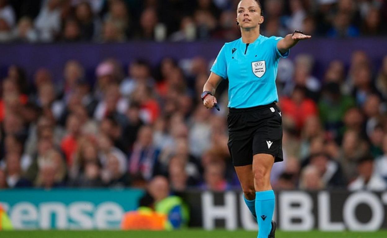 La árbitra española arta Huerta. 