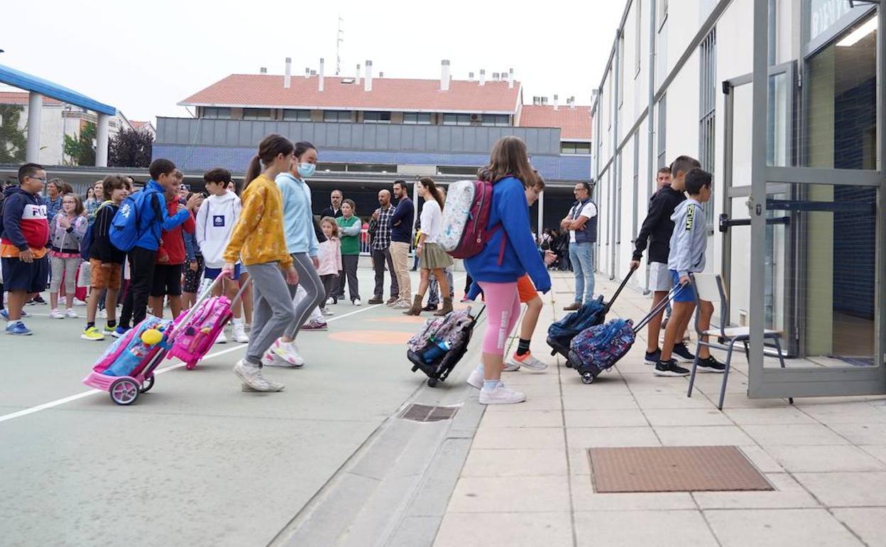 Un grupo de alumnos, esta mañana, en un colegio de Valladolid.