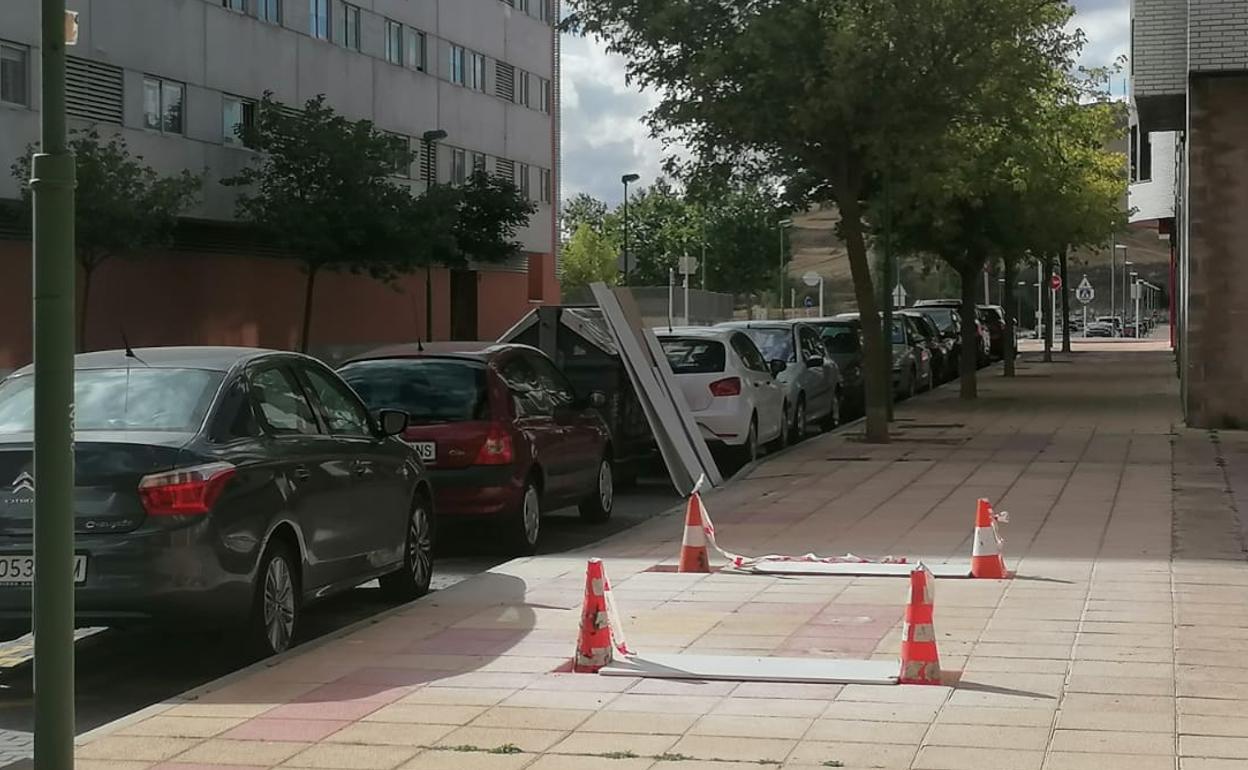 Han retirado la marquesina de la calle Murcia, en Fuentecillas.