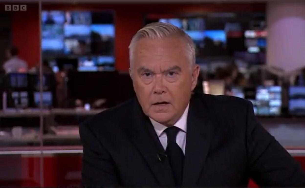 Huw Edwards, de 61 años, en el momento de anunciar en la BBC la muerte de la reina Isabel II.