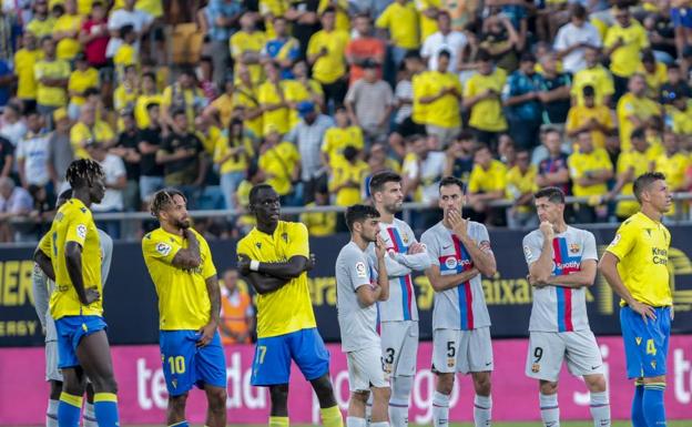 El Cádiz-Barça se interrumpió por un problema médico en la grada