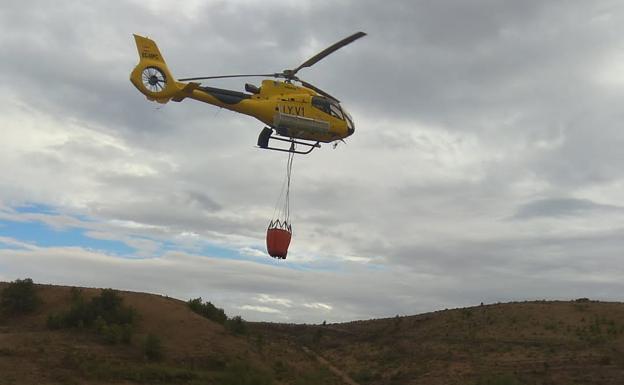 Imagen de los medios aéreos en el incendio.