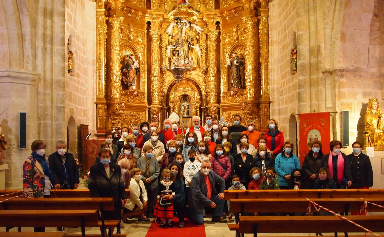 Feligreses de la iglesia de Nuestra Señora de la Asunción de Vadocondes. 